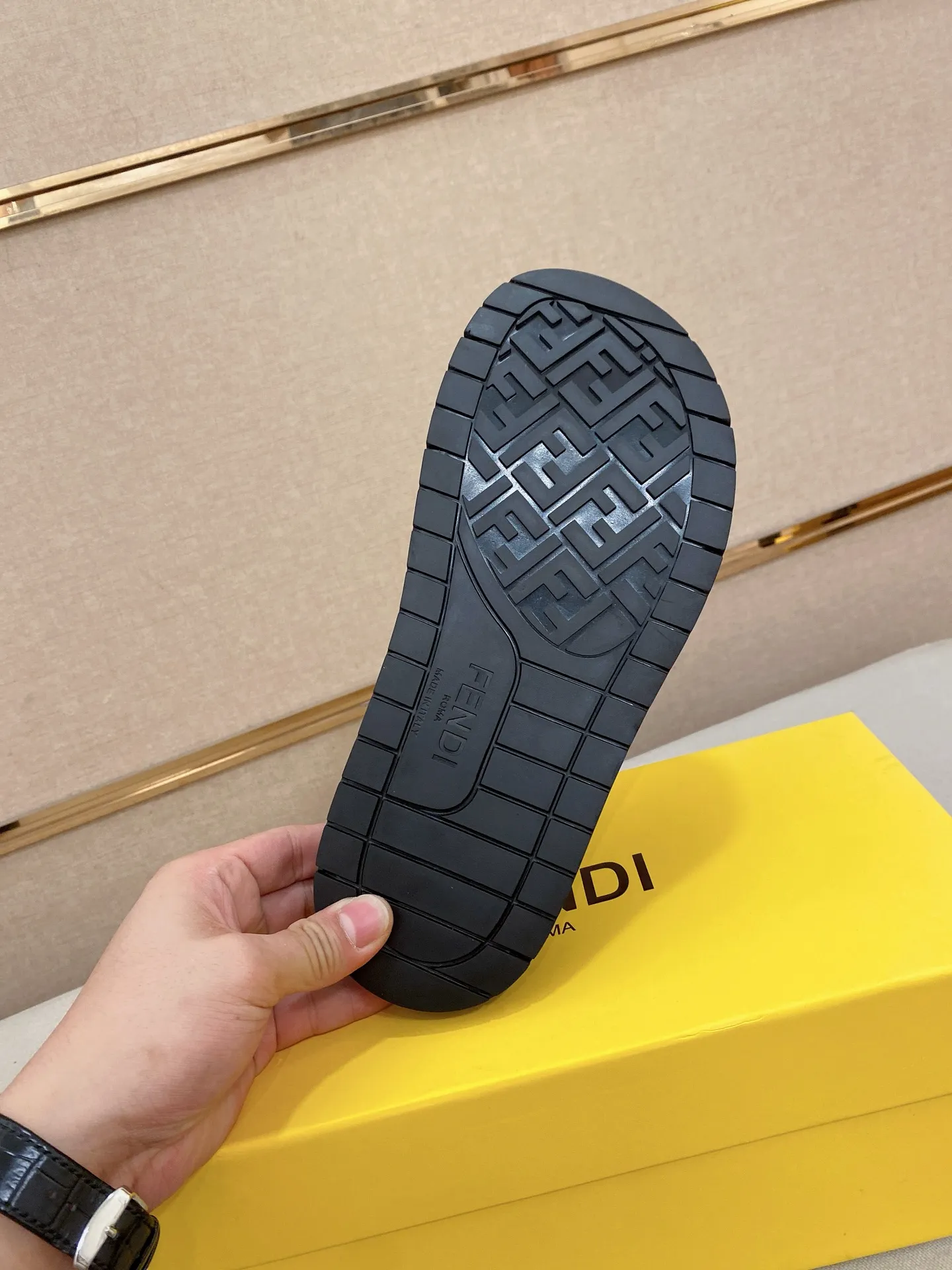 Factory price: 320💰 [Fendi Slippers] High-end brand of men's shoes, official website 1:1 latest masterpiece: original mold customization, the fabric is made of imported original materials, upgraded outsole, lighter and non-slip. The market's top quality, simple yet tasteful, a must-have for fashionistas, fashionable at your feet, full of confidence, the same style at the counter 👍The season of summer slippers is here. Code: 38-44 (45 is custom-made and cannot be returned or exchanged)